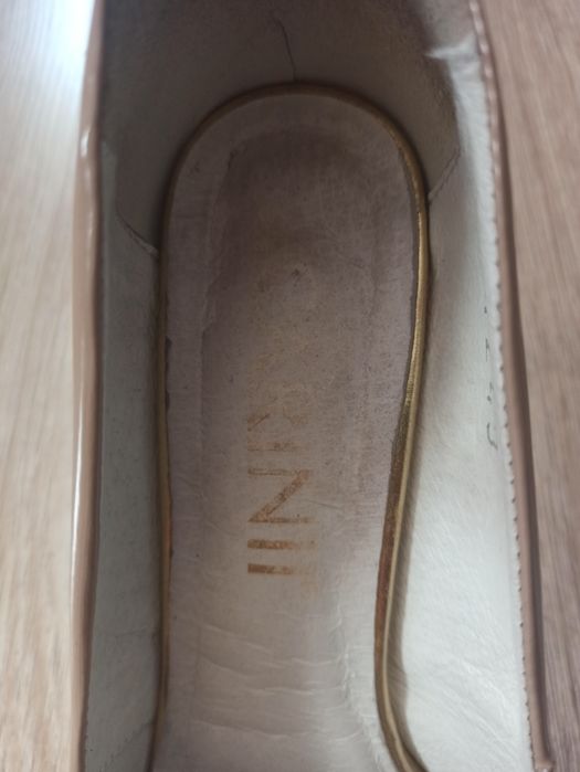 Skórzane, pastelowe buty na szpilce Carinii