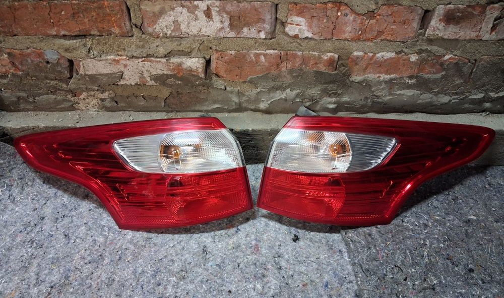 Стоп габарит ліхтар лівий правий Ford Focus 3 універсал, bm51-13404-H