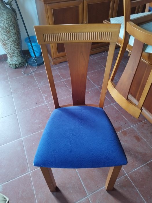 Móvel e mesa de sala