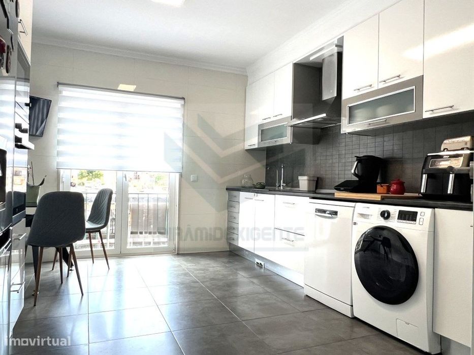 Apartamento T2 Central, 1.º Andar, Estacionamento, Azeitão
