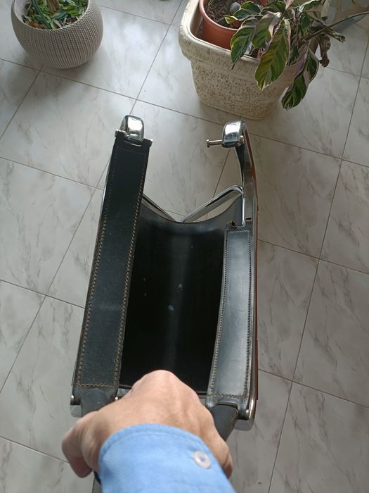 Cadeira de realizador metal e pele danificada