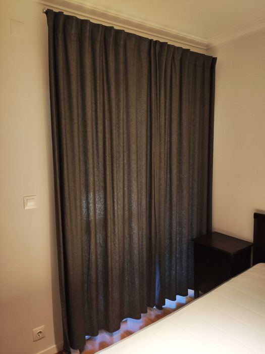 Pack 4 Cortinas IKEA — 2 Opacas Cinza Escuro + 2 Voil Brancas (140x233cm)