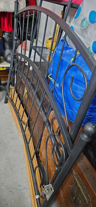 Cama, colchão e duas mesas de cabeceira