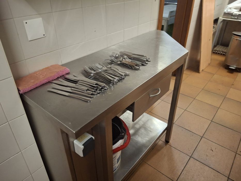 Bancas em inox e Estantes e Parteleiras