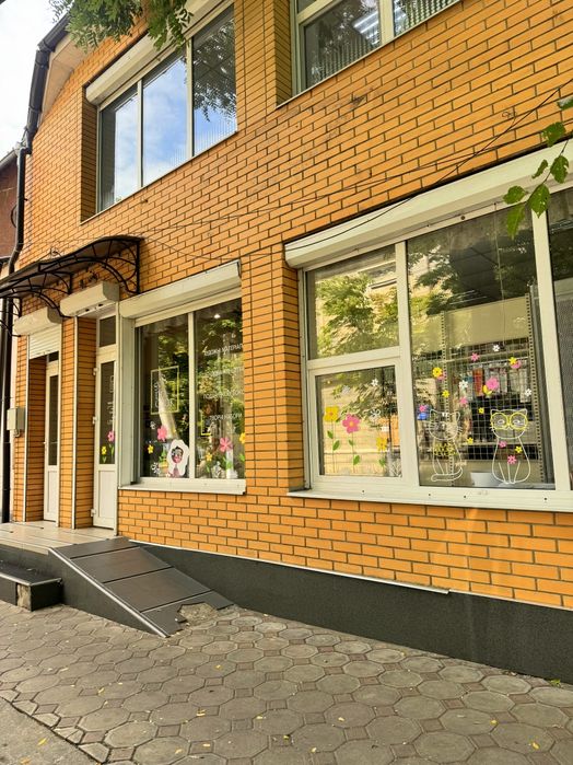 Продам меблі та обладнання для магазину канцтоварів