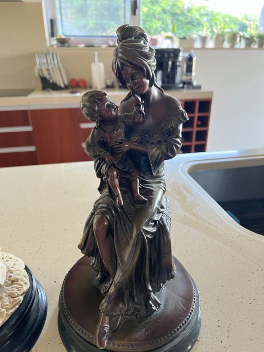 Estatuas bege e castanha