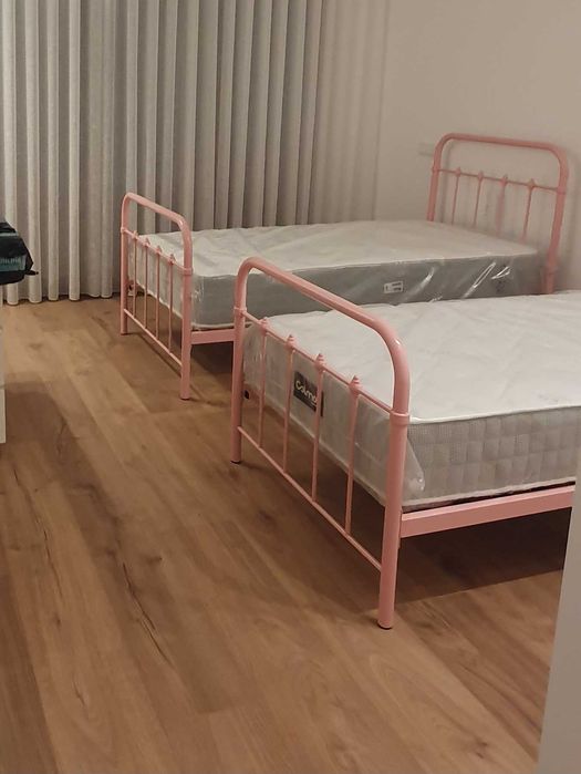 Cama de criança de ferro do El Corte Inglês