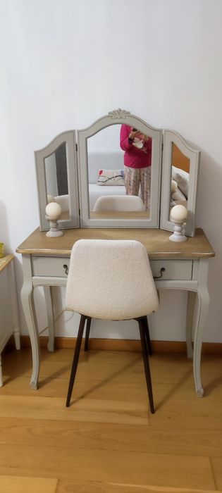 Cama mesinhas toucador e cadeira