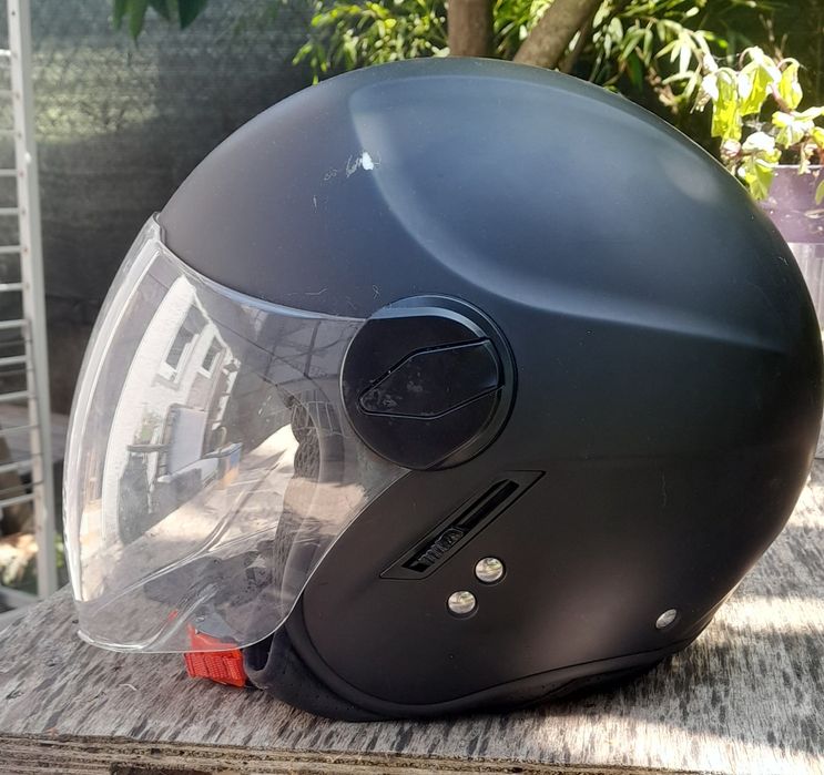 Capacete de mota com viseira e óculos de sol