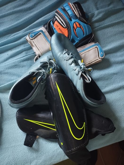 Pack de Equipamento de Futebol (Chuteiras, Luvas e Caneleiras)