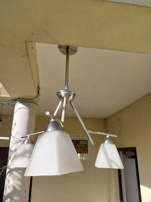 Candeeiro de teto / suspensão com 3 campânulas de vidro estilo moderno