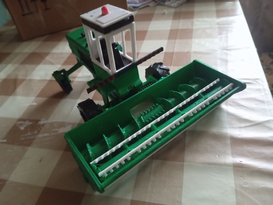 3D-друкована модель комбайна (ручна робота)