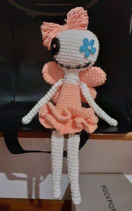 Fada gótica cor de rosa em crochet amigurumi