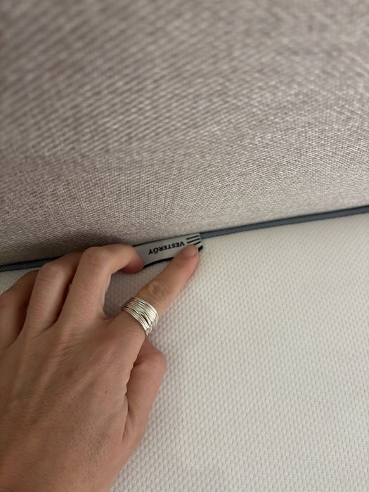 Cama 1,40 x 2,00m incluindo colchão novo