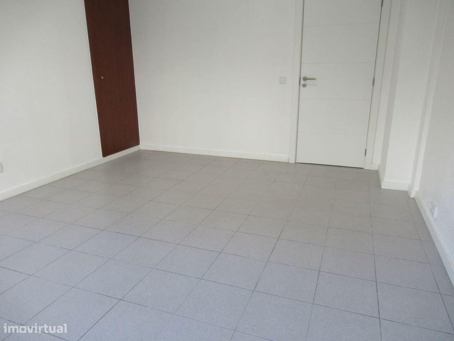 T2 na Avenida 25 de Abril – Cacilhas (105 m2 + Metro à porta)