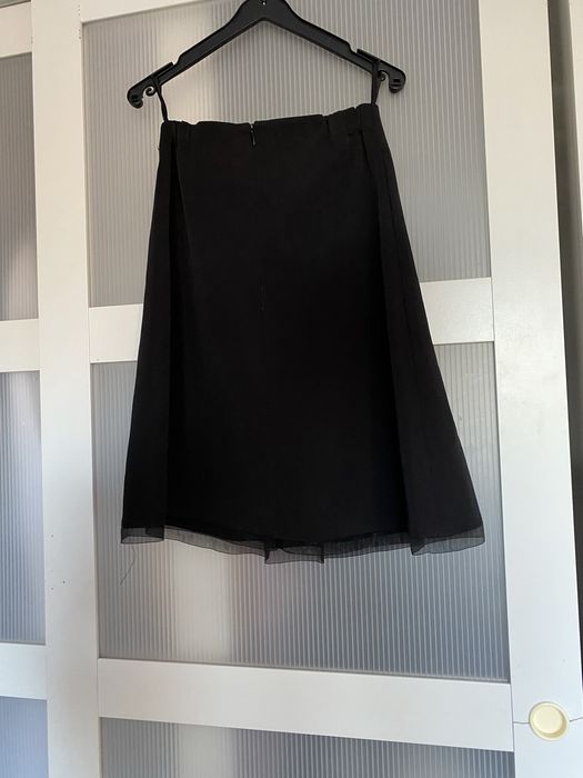 Czarna spódnica z rozcięciem – elegancka, lekka