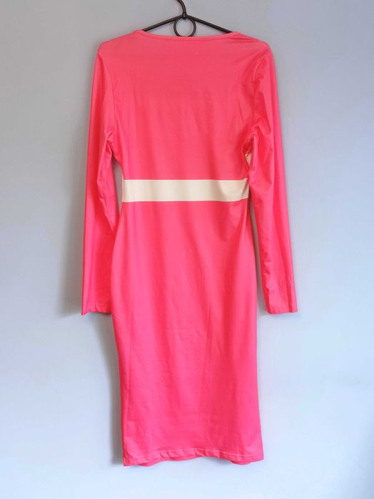 Przylegająca elastyczna elegancka sukienka