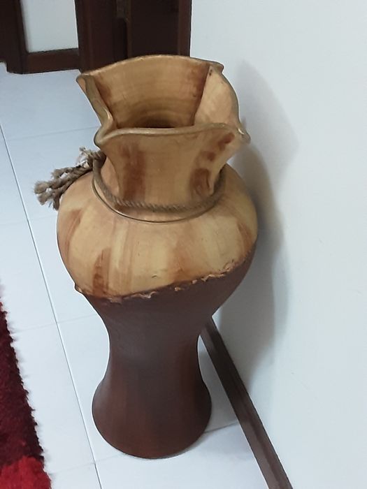 Jarrão  grande  80 cm altura em barro  pintado e concha