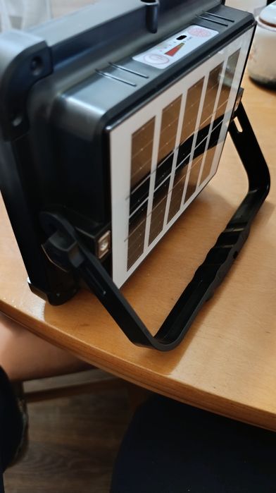 Продам прожектор на солнечной батарее