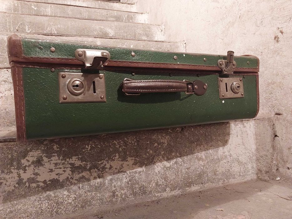 Stara walizka kartonowa tekturowa PRL.  Zielona walizka vintage.