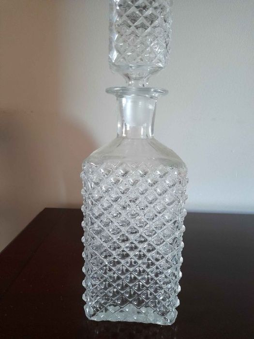 Garrafa de vidro. Garrafa com tampa. Garrafa piquinnhos