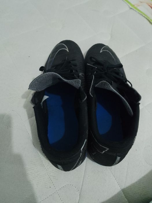 Nike Mercurial Vapor 15 Club FG em preto e azul.