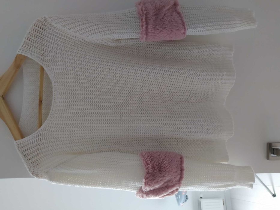 Sweter ecru z futerkiem
