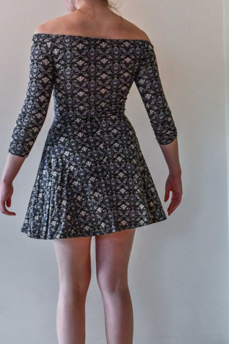Szara obcisła sukienka mini w kwiatki