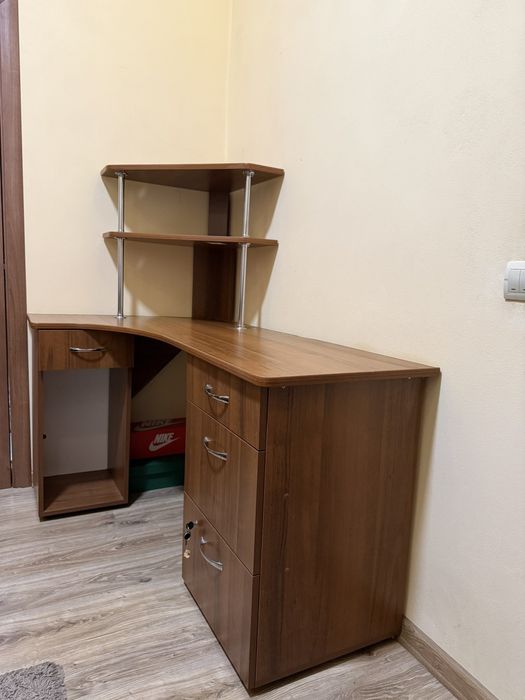 Парта або письмовий стіл