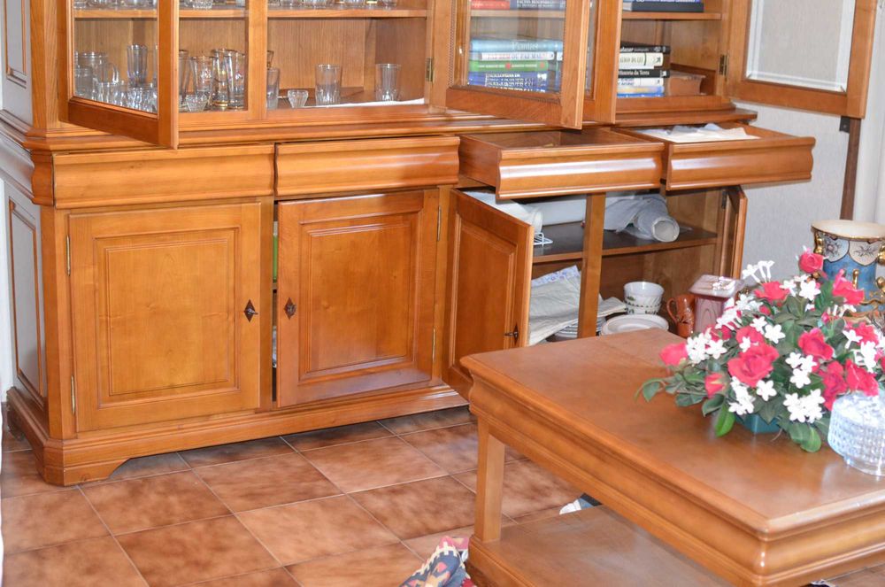Móvel e mesinha de sala em Cerejeira