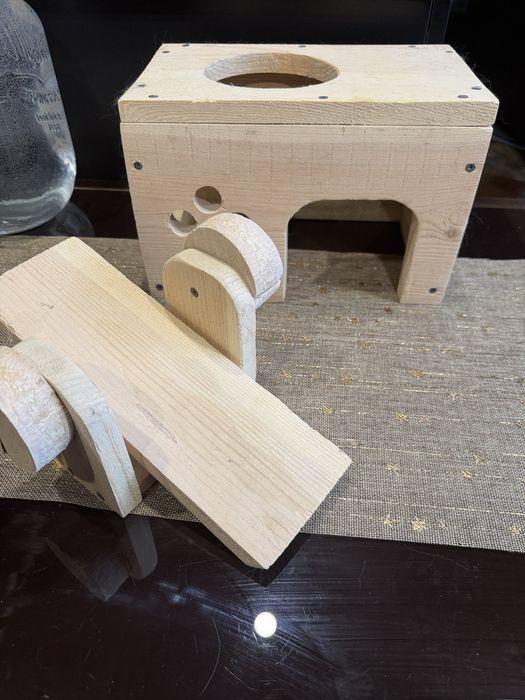 Деревянный Дом с качелью для грызунов (шиншилл)