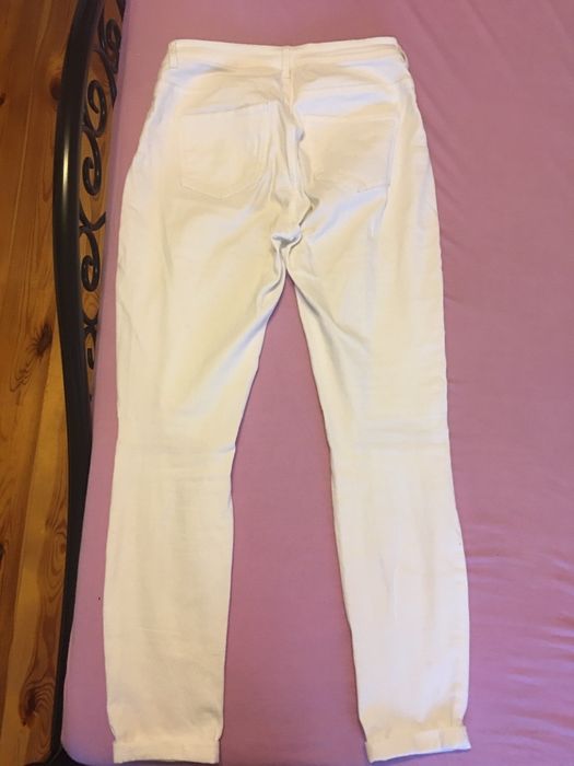 Spodnie z wysokim stanem z dziurami