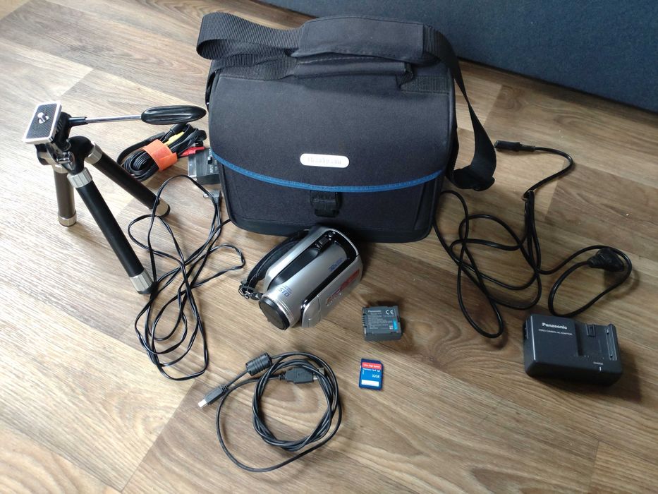 Видеокамера с зумом Panasonic SDR-H20 + карта памяти + штатив