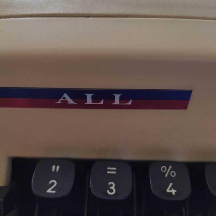 Máquina de escrever All com mala como NOVA