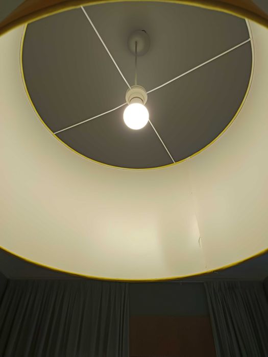 Candeeiro de teto às riscas amarelo e branco