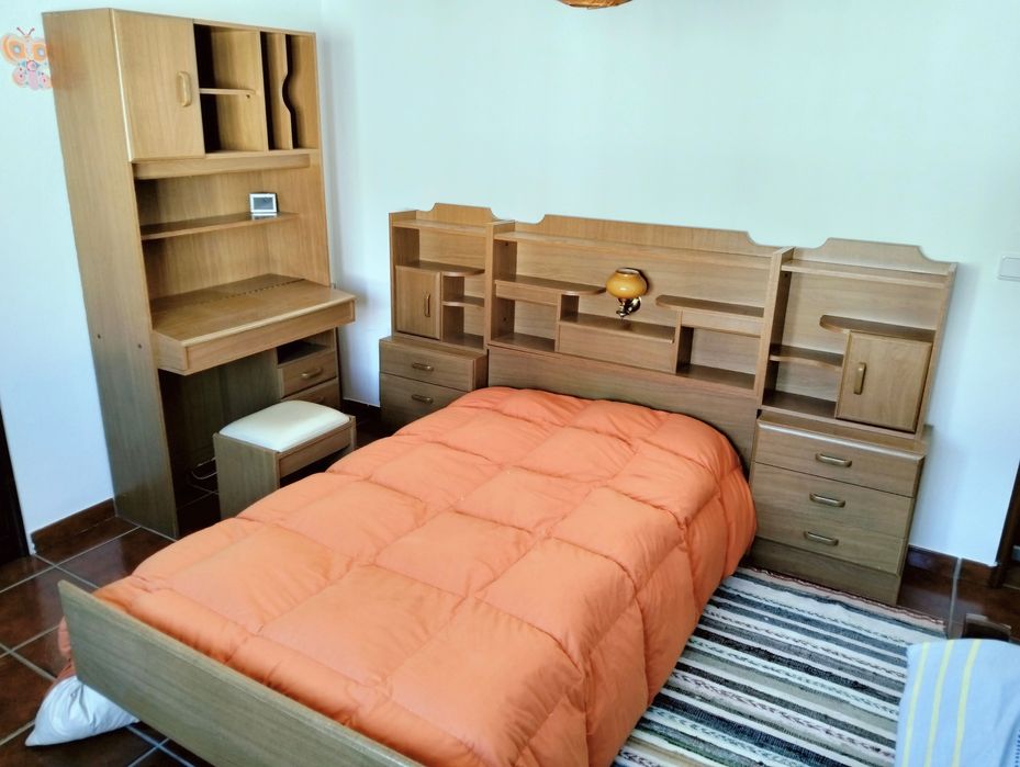 Mobília de Quarto (Cama + escrivaninha + banco + mesas de cabeceira)