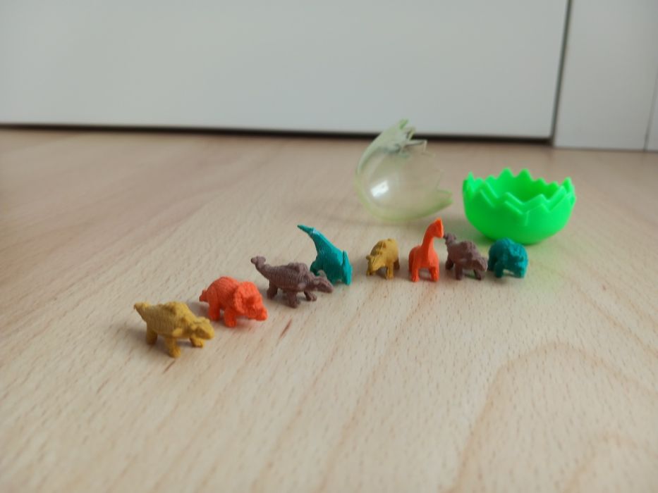 Ovo com mini dinossauros de silicone