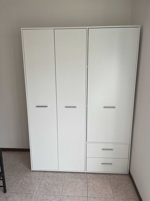 Quarto agradável e luminoso com todas as comodidades