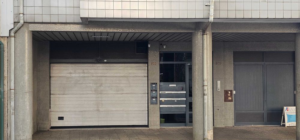 Garagem fechada Largo Estêvão torres