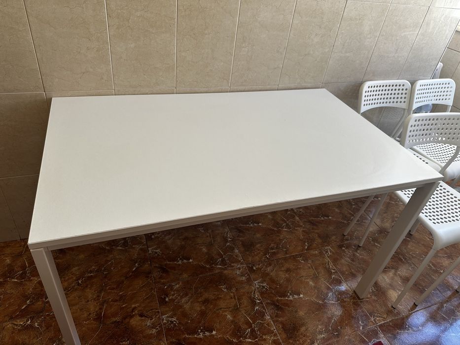 Vendo mesa ikea branca com 6 cadeiras.