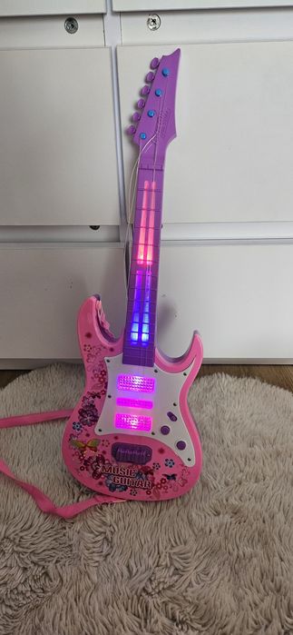 Gitara elektryczna gra swieci muzyka