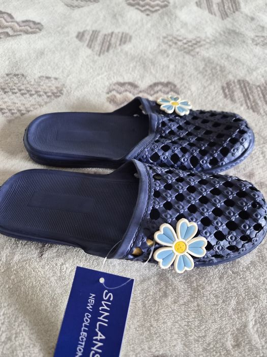 Klapki basenowe nowe, r. 37