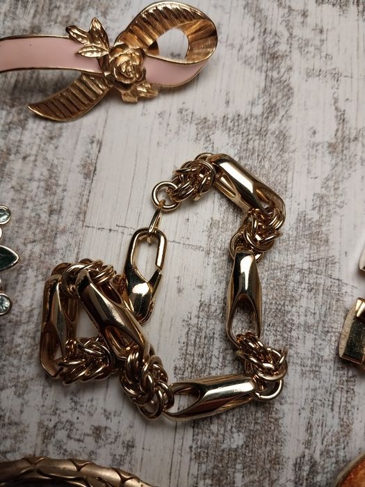 Сет бижутерии. Кулон. Броши