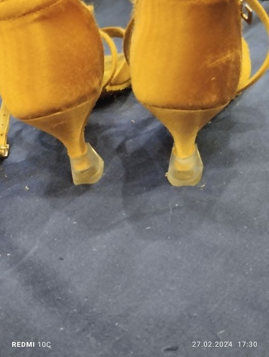 Продаємо босоніжки для латини