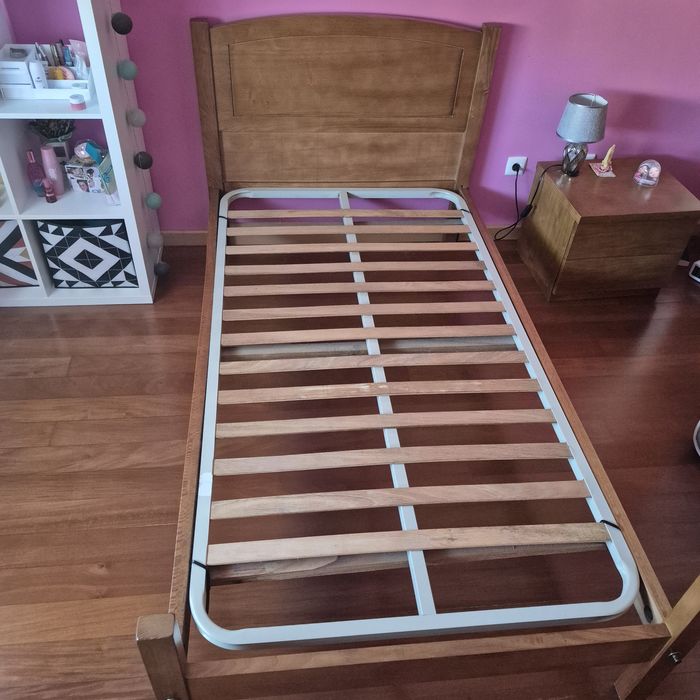 Cama solteiro com estrado, colchão e mesa de cabeceira (conjunto ou separado)