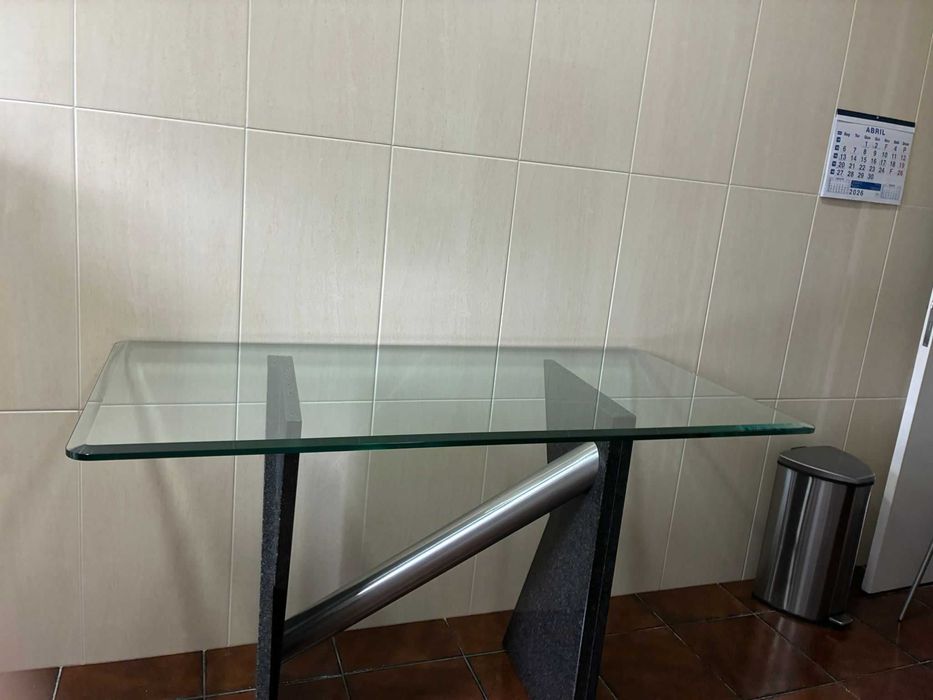 Mesa em Pedra Natural e vidro temperado