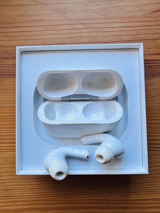 Apple AirPods Pro w/ MagSafe