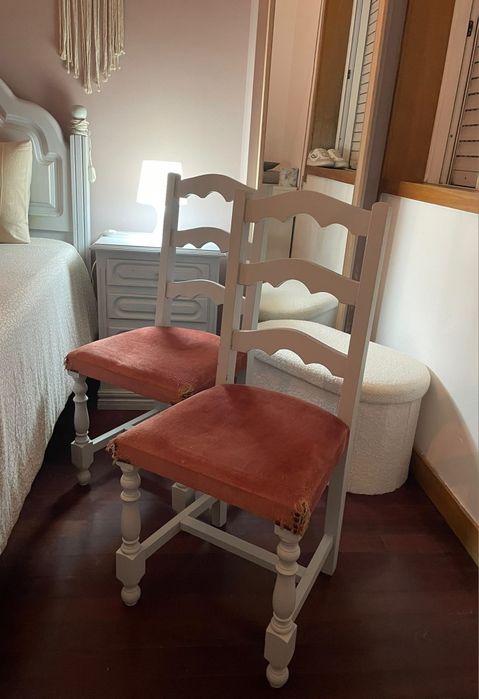 Cama de casal 200 x 140cm + 2 Mesas cabeceira + 2 cadeiras em bom estado