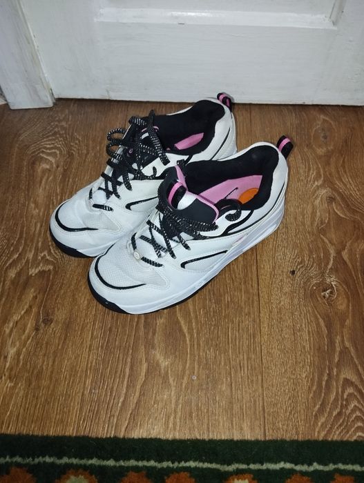 Продаю 2 пари кросівок  з колесом