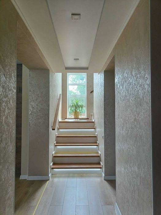 Двоповерховий сучасний будинок. р-н  Яр